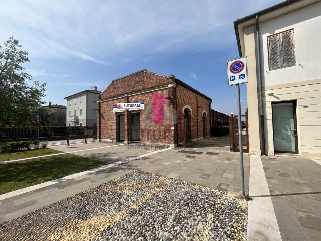 Locale Commerciale in vendita a Piazzola Sul Brenta, Veneto