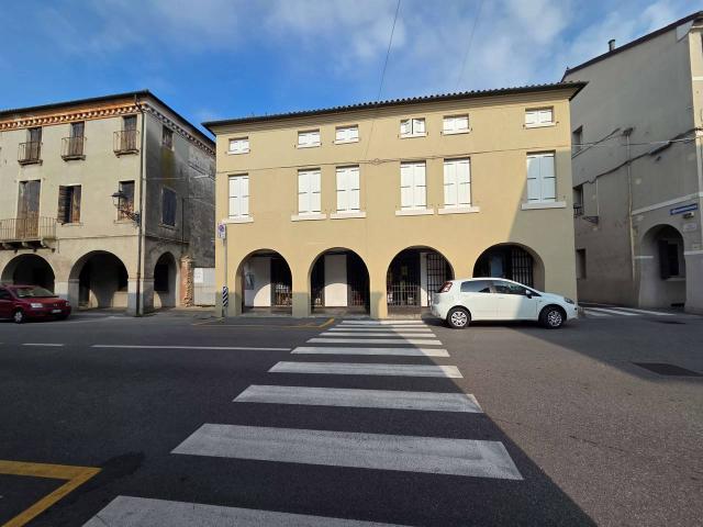 Locale Commerciale in vendita a Quartiere Sant'Anna, Piove Di Sacco