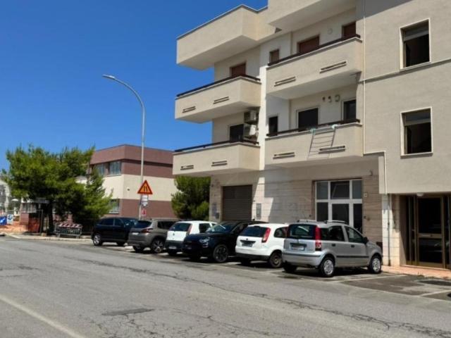 Locale Commerciale in vendita a Puglia, Bari