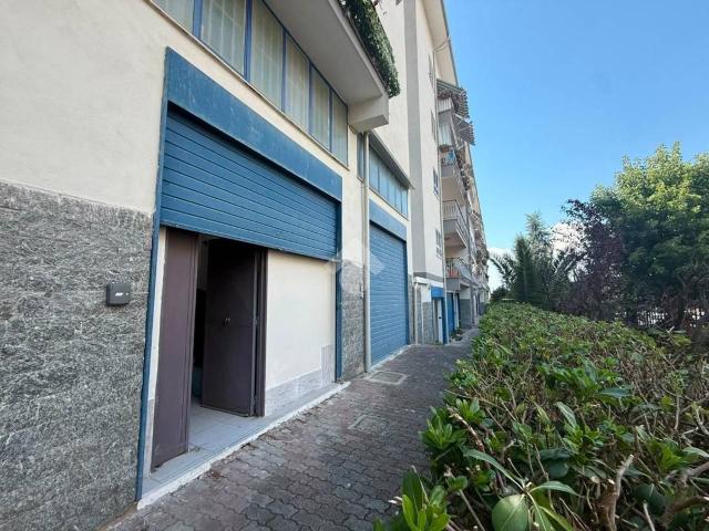 Locale Commerciale in vendita a Pollena Trocchia, Campania