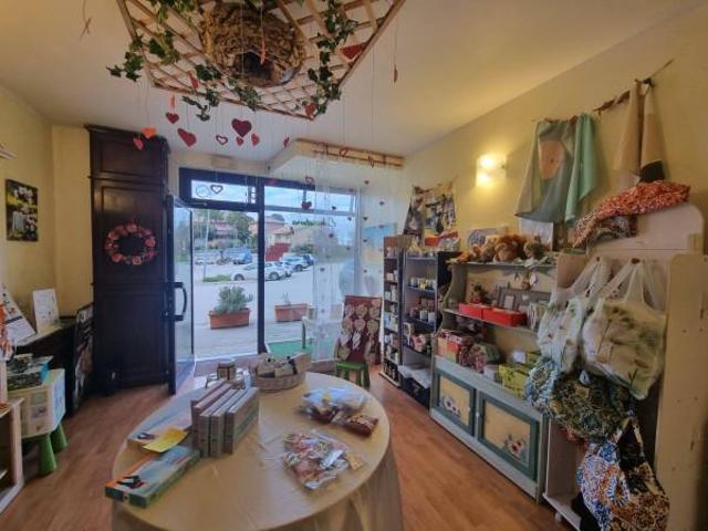 Locale Commerciale in vendita a Marche, Macerata