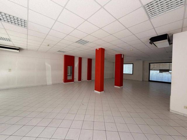 Locale Commerciale in vendita a Faleriense, Marche