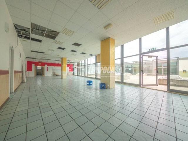 Locale Commerciale in vendita a Marche, Fermo
