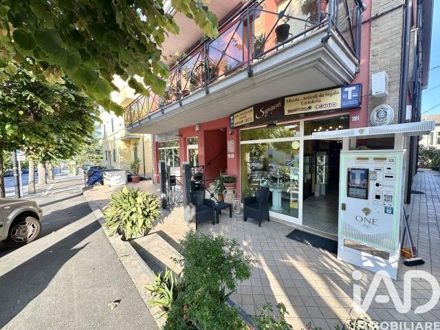 Locale Commerciale in vendita a Marche, Macerata