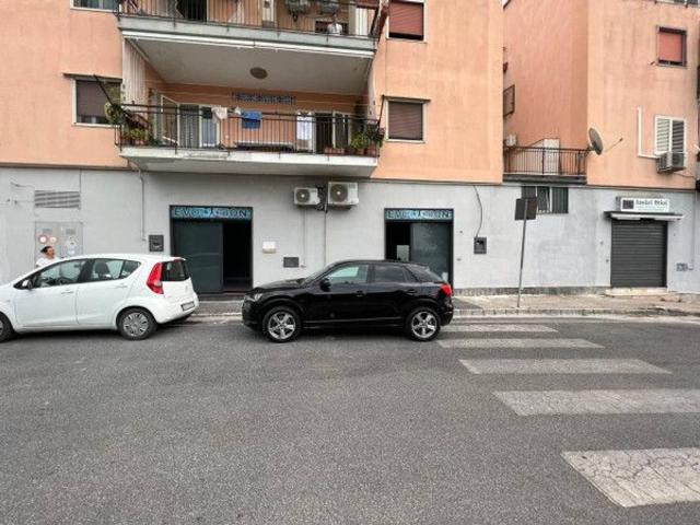 Locale Commerciale in vendita a Pozzuoli, Campania