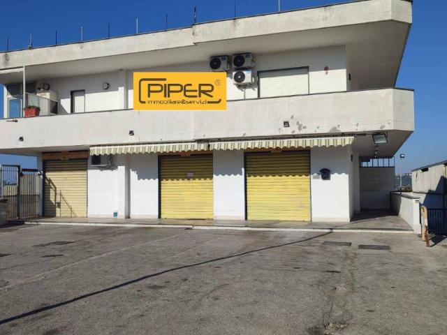 Locale Commerciale in vendita a Pozzuoli, Campania