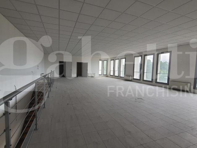Locale Commerciale in vendita a Prata Di Pordenone, Friuli-Venezia Giulia