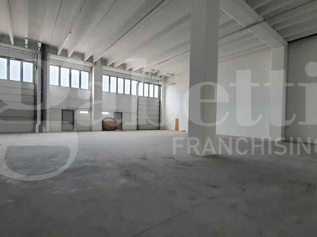 Locale Commerciale in vendita a Prata Di Pordenone, Friuli-Venezia Giulia