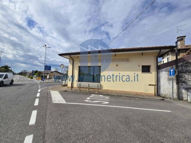 Locale Commerciale in vendita a Pescarola / Piscjarole, Precenicco / Prissinins