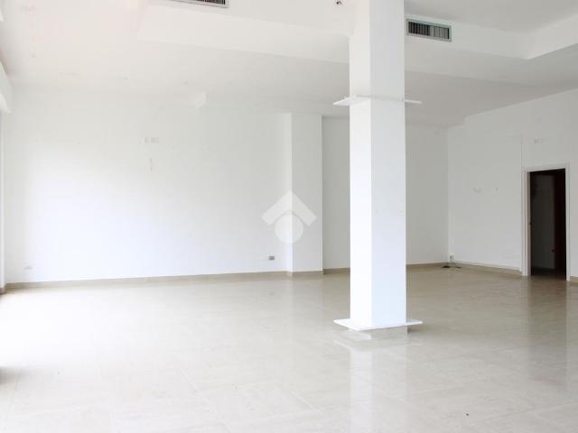 Locale Commerciale in vendita a Puglia, Bari