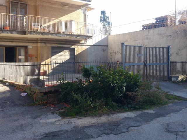Locale Commerciale in vendita a Quarto, Campania