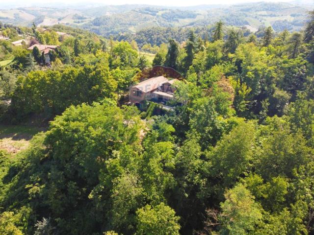 Locale Commerciale in vendita a Colline Matildiche, Re
