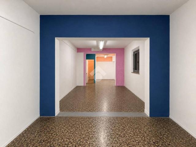 Locale Commerciale in vendita a Regina Pacis, Re