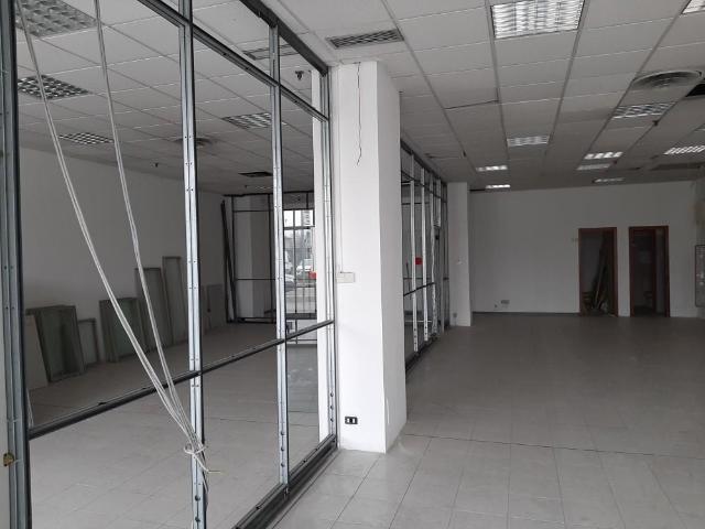 Locale Commerciale in vendita a Cavazzoli, Re