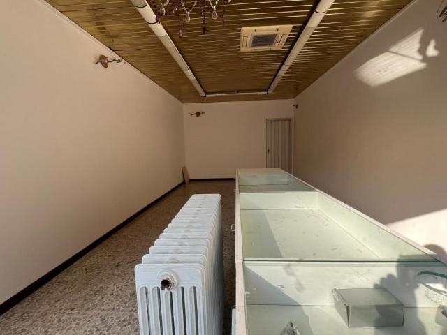 Locale Commerciale in vendita a Re, Reggio Emilia