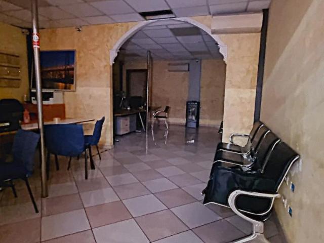 Locale Commerciale in vendita a Villaggio Stranieri-Bazzarola, Re