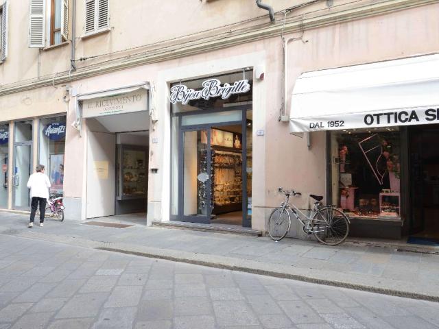Locale Commerciale in vendita a San Francesco-Giardini Pubblici, Re