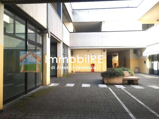 Locale Commerciale in vendita a Cavazzoli, Re