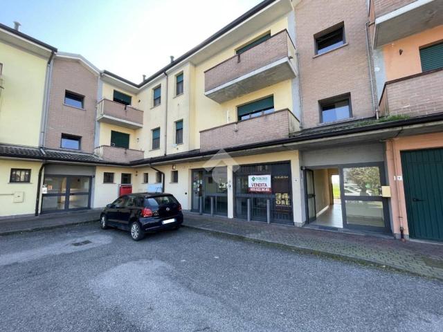 Locale Commerciale in vendita a Bassa Reggiana, Re