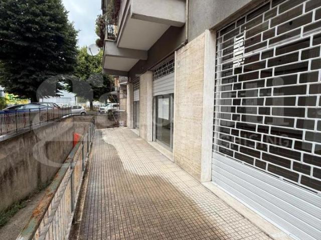Locale Commerciale in vendita a Regina Pacis, Rieti