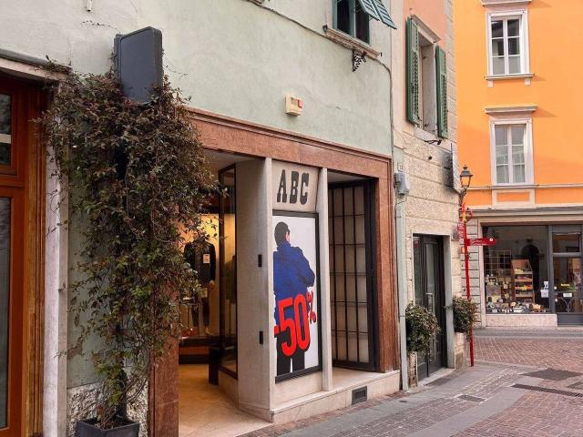 Locale Commerciale in vendita a Comunità della Vallagarina, Borgo Sacco