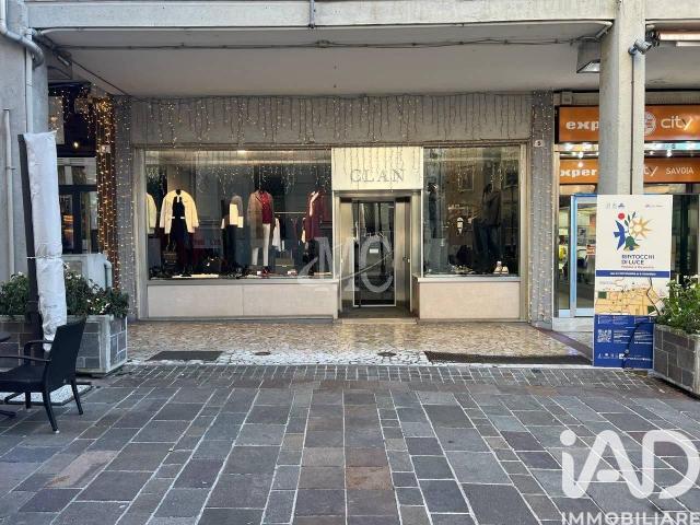 Locale Commerciale in vendita a Comunità della Vallagarina, Borgo Sacco
