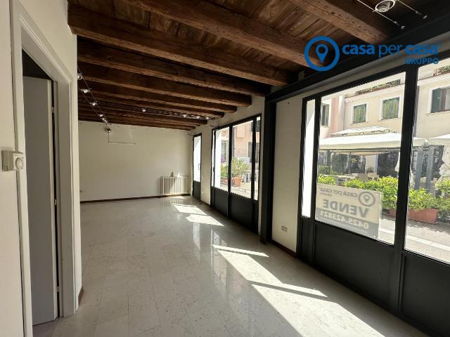 Locale Commerciale in vendita a Rovigo, Veneto
