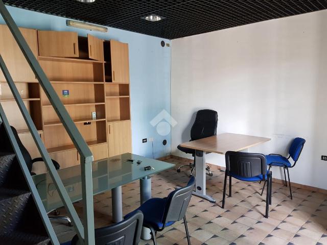 Locale Commerciale in affitto a Salerno, Fratte