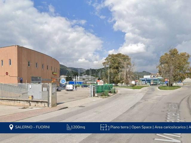 Locale Commerciale in vendita a Salerno, Campania