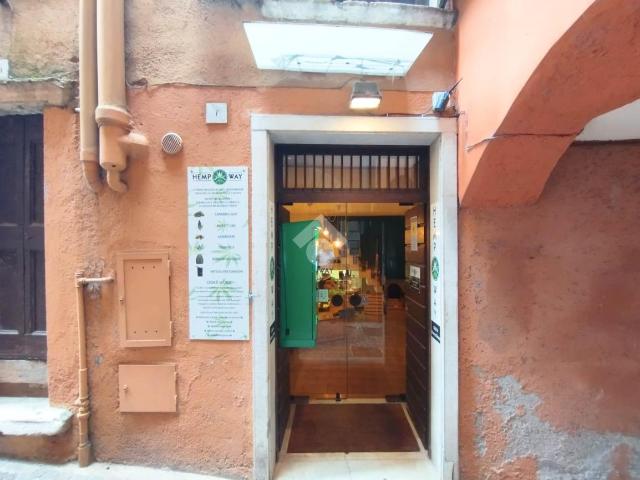 Locale Commerciale in vendita a Comunità Montana Parco Alto Garda bresciano, Salò