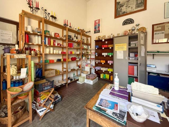 Locale Commerciale in vendita a Comunità Montana Parco Alto Garda bresciano, Salò