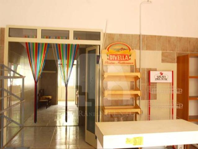 Locale Commerciale in vendita a Puglia, Lecce