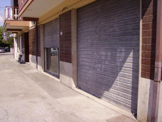 Locale Commerciale in vendita a Sentina, San Benedetto del Tronto