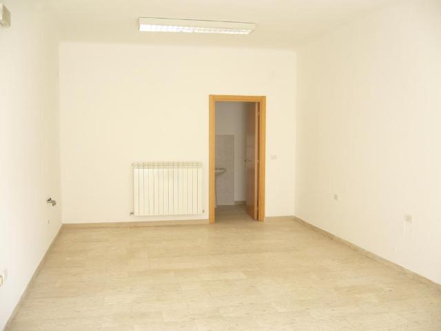Locale Commerciale in vendita a Mare, Marche