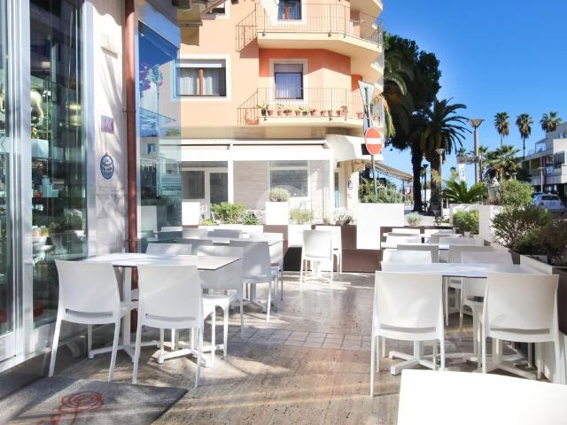 Locale Commerciale in vendita a Mare, Marche
