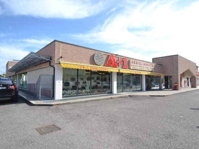 Locale Commerciale in vendita a Ragnola, Marche