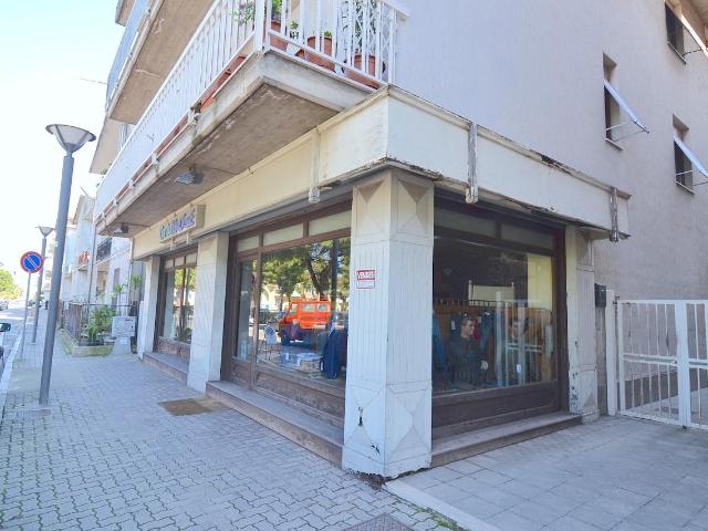 Locale Commerciale in vendita a Mare, Marche