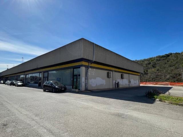 Locale Commerciale in vendita a Ragnola, Marche