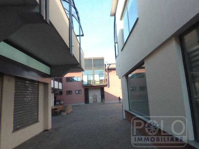 Locale Commerciale in vendita a Triulzo, San Donato Milanese