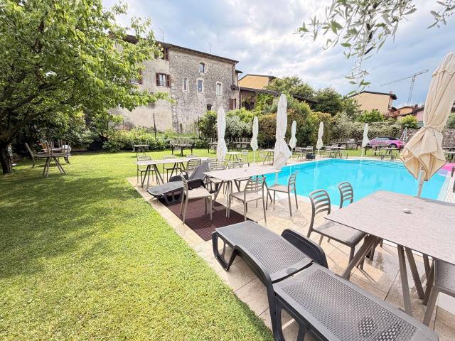 Locale Commerciale in vendita a San Felice Del Benaco, Lombardia