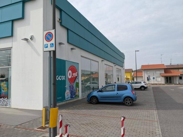 Locale Commerciale in vendita a Unione Comuni Modenesi Area Nord, San Felice Sul Panaro