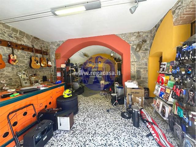 Locale Commerciale in vendita a Comunità Montana della Valle Brembana, San Giovanni Bianco