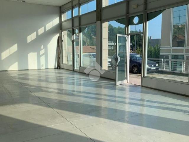 Locale Commerciale in vendita a Serravalle