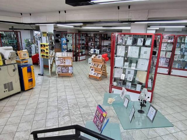 Locale Commerciale in vendita a Castello al Monte, Marche