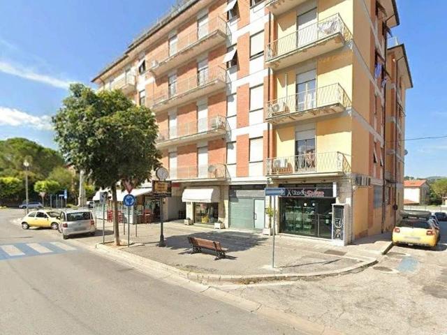 Locale Commerciale in vendita a Marche, Macerata
