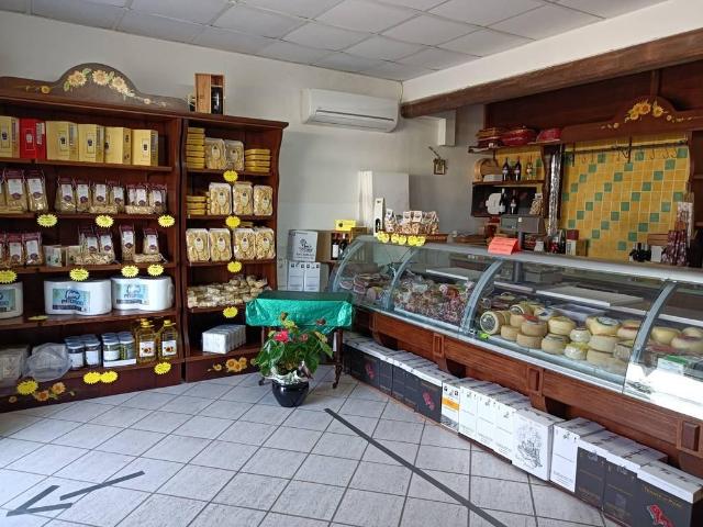 Locale Commerciale in vendita a Pitino, Marche