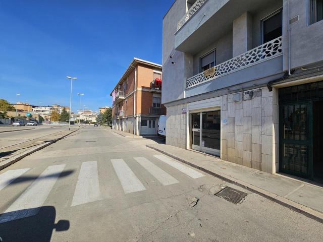 Locale Commerciale in vendita a Puglia, Foggia