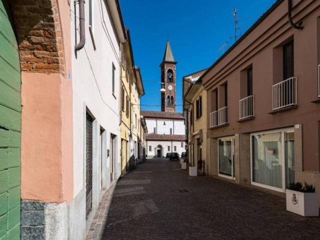 Locale Commerciale in vendita a Sannazzaro De' Burgondi, Lombardia
