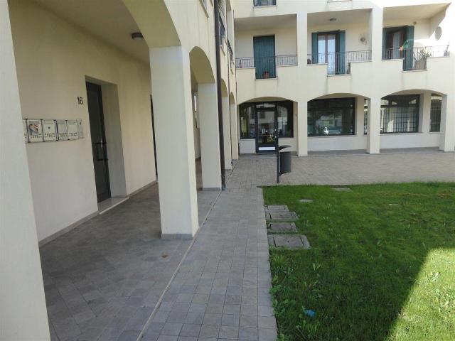 Locale Commerciale in vendita a Santa Giustina In Colle, Veneto