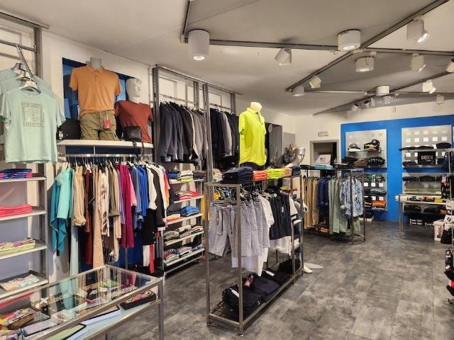 Locale Commerciale in vendita a Ponticelli, Santa Maria a Monte